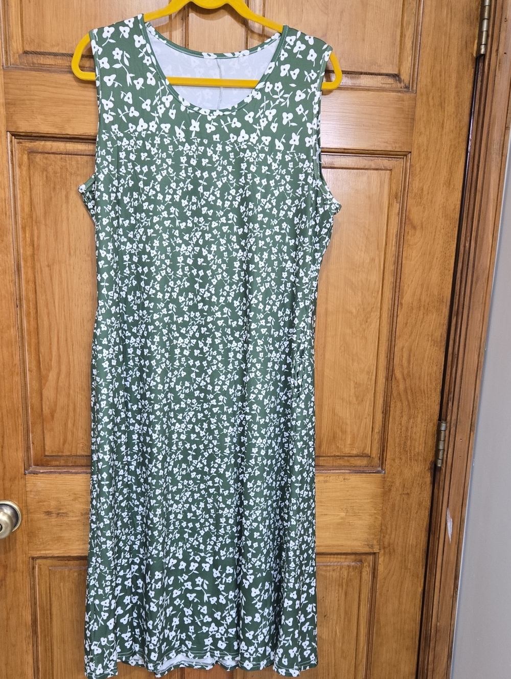 Women's Kelly Green  Casual Dress With Pockets And Delicate White Floral Pattern